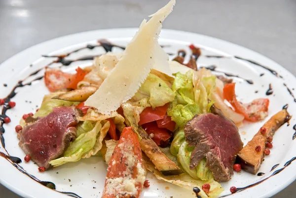 Salada com rosbife — Fotografia de Stock