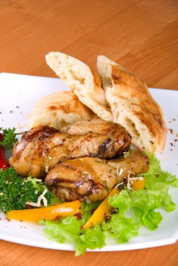 taze yeşil salata, biber ve Yeşiller ile süslenmiş kavrulmuş tavuk baget