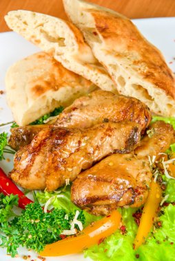 taze yeşil salata, biber ve Yeşiller ile süslenmiş kavrulmuş tavuk baget