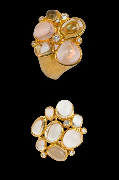 Χρυσό δαχτυλίδι και σκουλαρίκια — Φωτογραφία Αρχείου