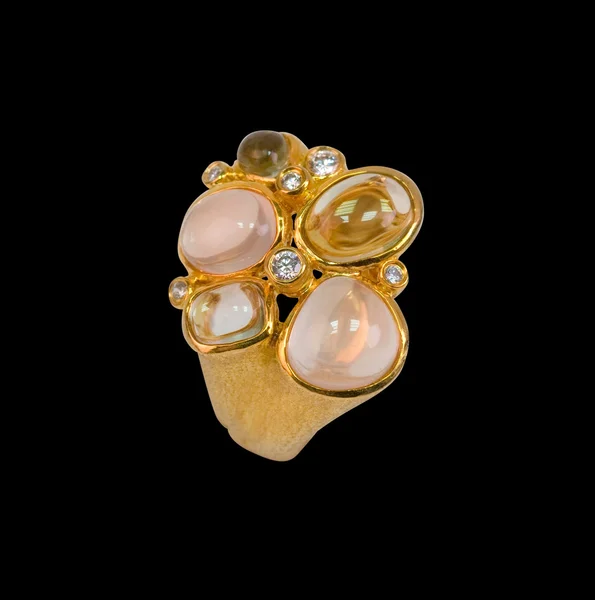 金の指輪ピンクとライラックの水晶 緑のアメジスト ジルコン — ストック写真