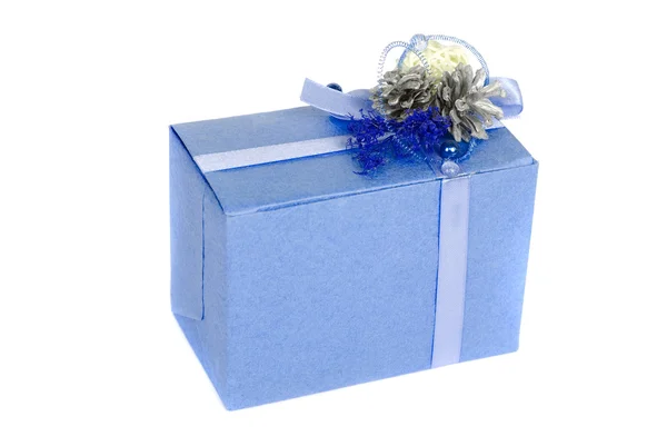 孤立在白色背景上的蓝色礼品盒 — 图库照片
