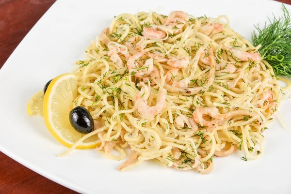 与虾柠檬和橄榄 品尝着美味的意大利面 — 图库照片