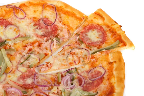 Pizza Närbild Med Rökt Kött Salami Gherkin Lök Och Mozzarella — Stockfoto