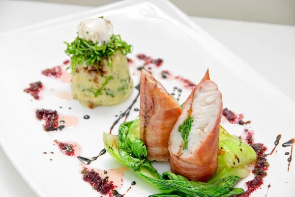 Tasty Dish Pike Perch Bacon Basilica Lettuce Dill Parsley Pepper — Stock Photo, Image