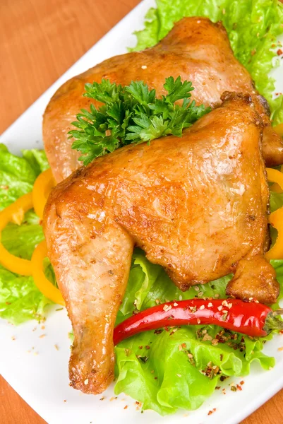 Kurczaka Pieczona Szynka Przyozdobionym Świeżej Sałaty Papryka Zielonych — Zdjęcie stockowe