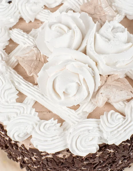在一张白纸被隔绝的巧克力蛋糕特写 — 图库照片