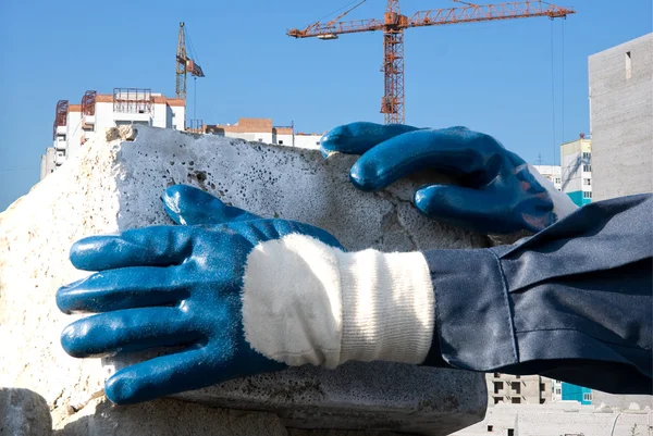 Homem mãos closeup com tijolo — Fotografia de Stock