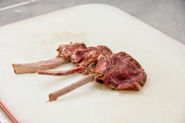 Carne de cordeiro marinada em bruto — Fotografia de Stock