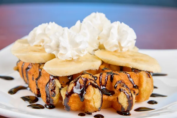 バナナのスライスとアイスクリームのおいしいワッフル — ストック写真