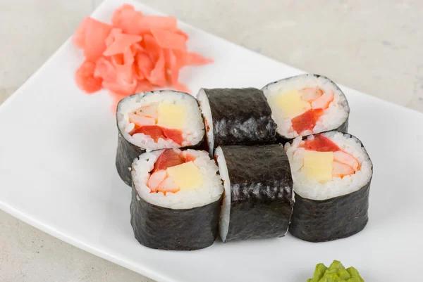 Rollos Sushi Hechos Carne Cangrejo Queso Tomate — Foto de Stock