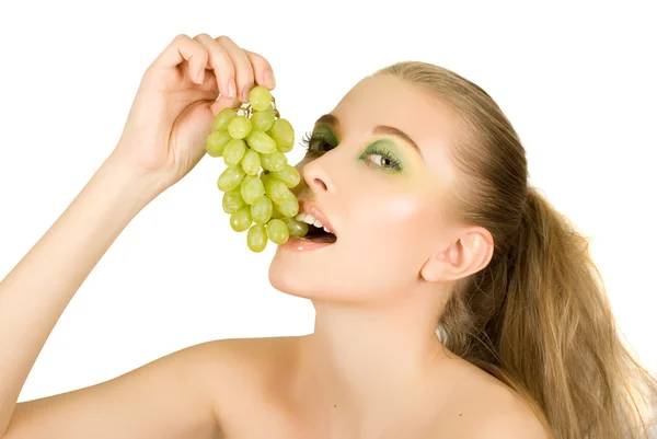 白い背景の上のブドウのクローズ アップを持つかなり若い女性 — ストック写真