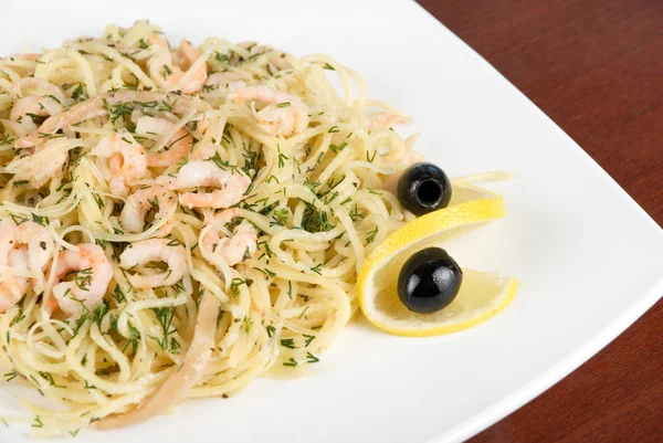 与虾柠檬和橄榄 品尝着美味的意大利面 — 图库照片