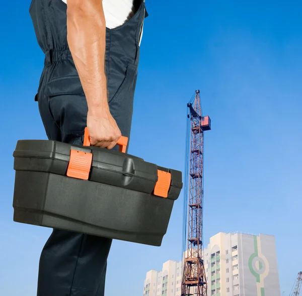 Reparaturhelfer Mit Instrumentenkasten Auf Dem Hintergrund Des Gebäudes — Stockfoto