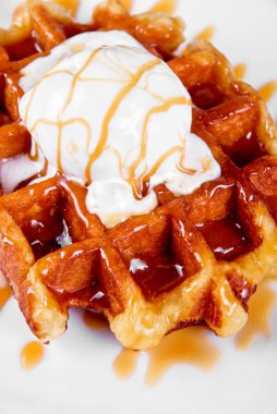 Lezzetli waffle ve dondurmalı dondurma.
