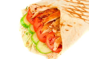 Döner kebap closeup beyaz zemin üzerine.