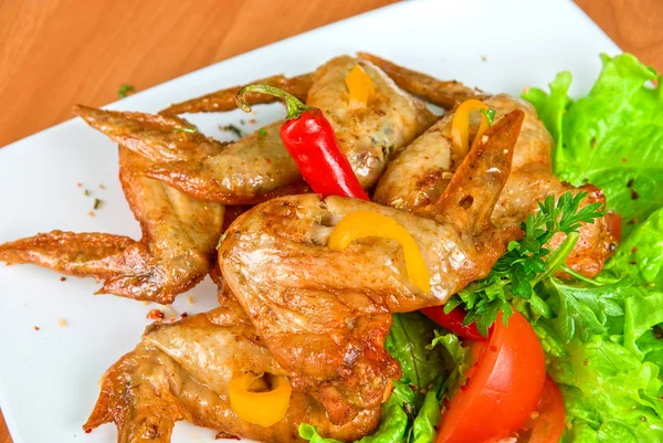 Roasted Chicken Wings Garnished Fresh Green Salad Pepper Greens — Stock Photo, Image
