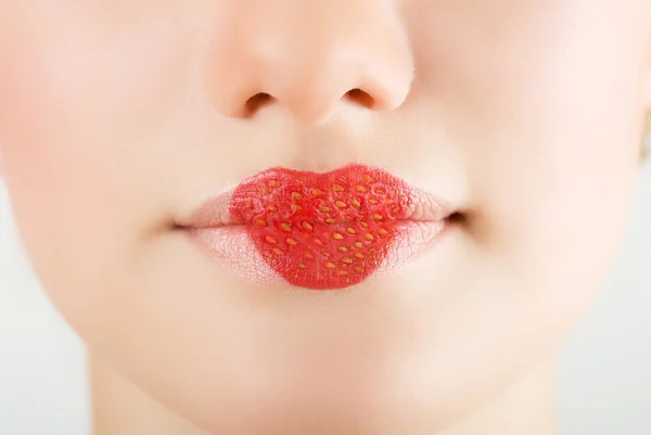 漂亮的女人特写草莓嘴唇上的心 — 图库照片