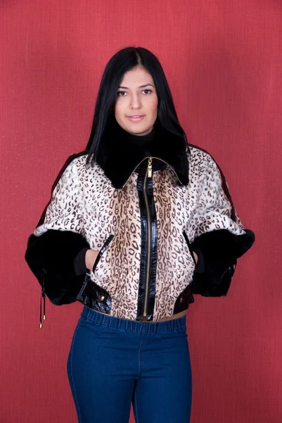 Красивая Женщина Леопардовой Куртке Красном Фоне — стоковое фото