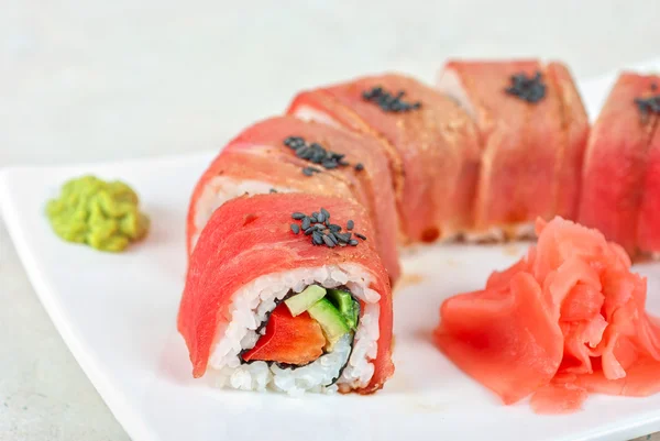 Rollos Sushi Fuji Hechos Atún Pimienta Aguacate Pepino — Foto de Stock