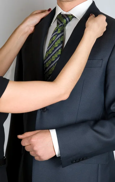 女人的手和男人经典风格打扮 — 图库照片
