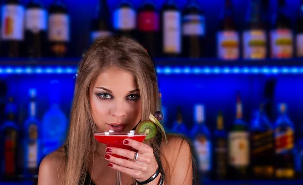 Meisje Met Cocktail Dansen Achtergrond — Stockfoto