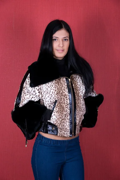 Dívka v leopardí bunda — Stock fotografie