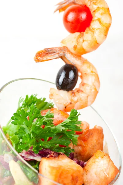 새우와 물고기의 튀긴된 케밥 — 스톡 사진