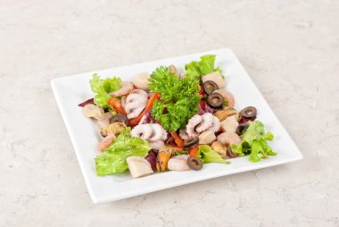 Deniz ürünleri salatası