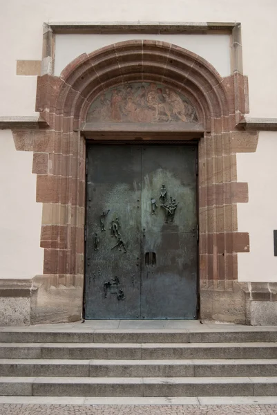 Sierlijke gotische metalen deur — Stockfoto