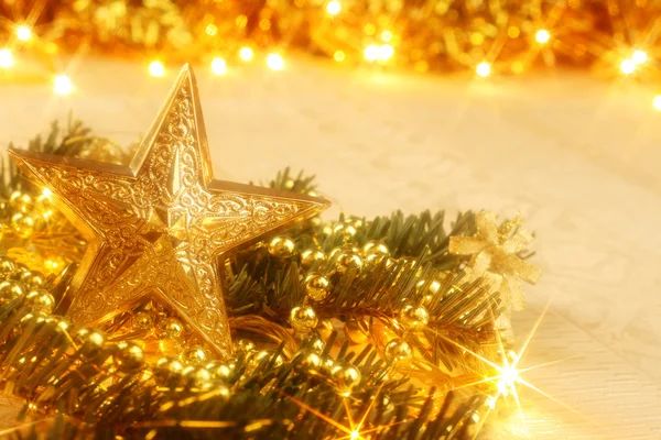 Biglietto natalizio con ornamenti dorati Fotografia Stock