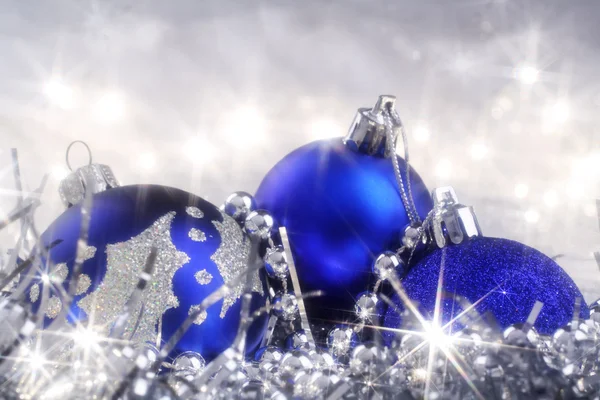 Silberne Weihnachtskarte mit blauen Ornamenten — Stockfoto