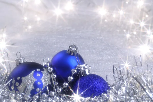 Zilveren Kerstkaart met blauwe ornamenten — Stockfoto