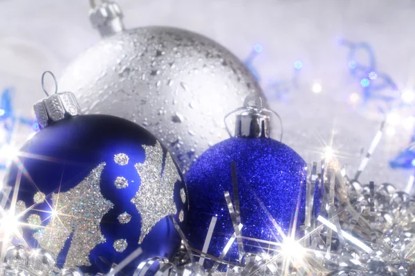 Biglietto natalizio con ornamenti blu e argento Immagini Stock Royalty Free