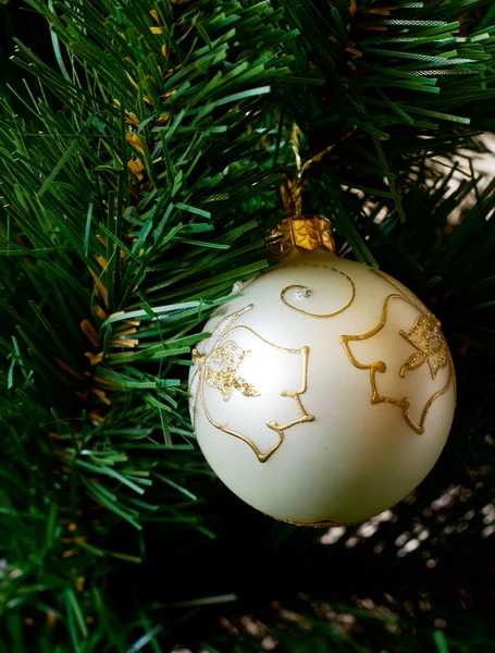 Bolas na árvore de Natal — Fotografia de Stock