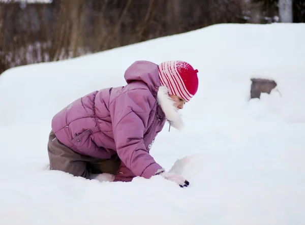 Dziecko w śniegu — Zdjęcie stockowe