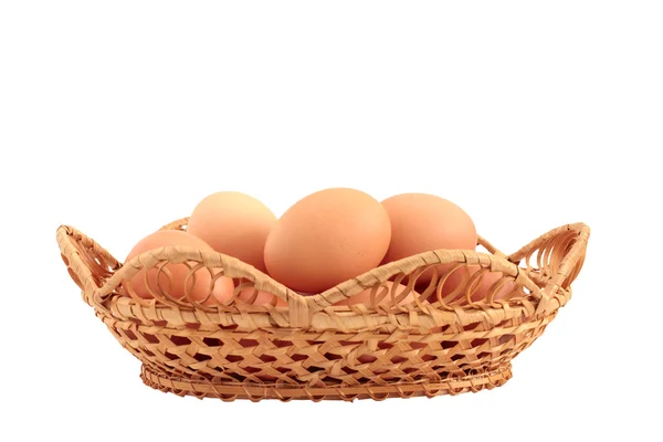 卵のバスケット オーバー ホワイト バック グラウンド — ストック写真