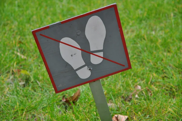 Figyelmeztető tábla a tilalom a gyaloglás fű — Stock Fotó