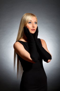 Şık bir gece elbisesi içindeki genç bayanın moda fotoğrafı.