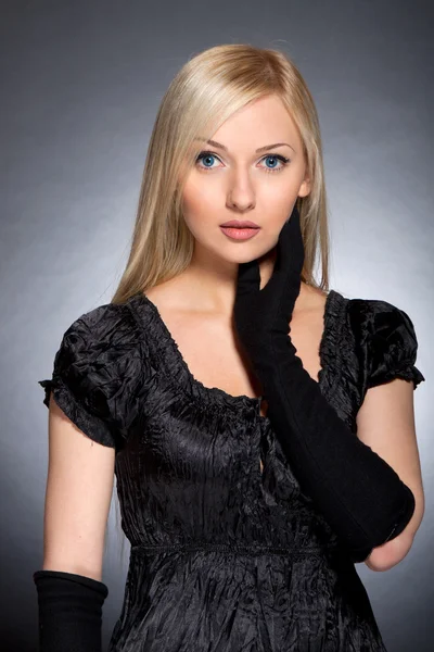 Fashion photo of young lady in elegant evening dress — Stock Photo, Image