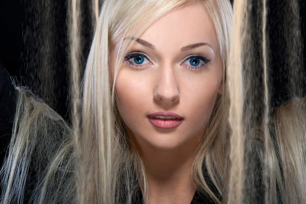 クローズ アップの肖像若い女性壮大な髪と砂 — ストック写真