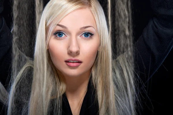 Close-up portret van een jonge vrouw met prachtige haren en zand — Stockfoto