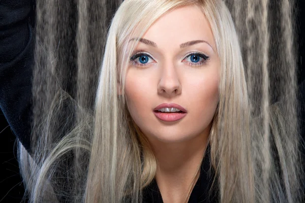 Close-up portret van een jonge vrouw met prachtige haren en zand — Stockfoto