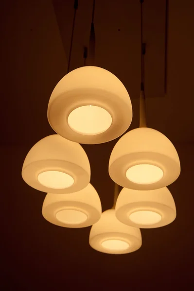 Bellissimo lampadario isolato — Foto Stock
