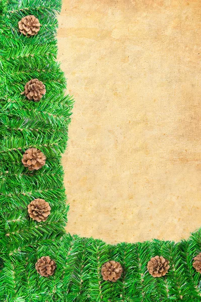Quadro verde de Natal com agulhas de pinheiro e cones em papel — Fotografia de Stock