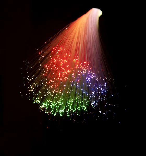 Bouquet de fibres optiques dinamique volant en profondeur sur fond de technologie — Photo