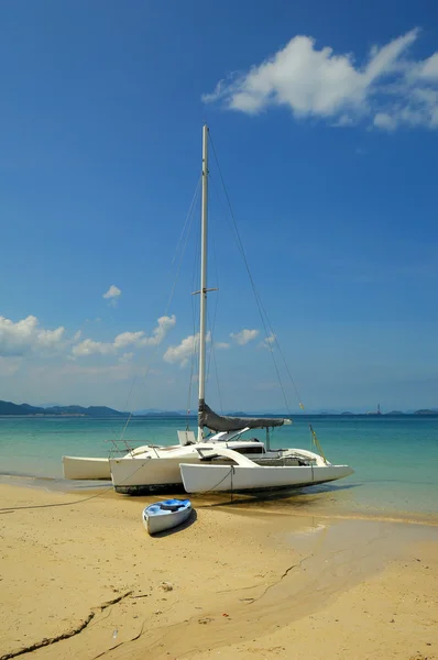 Sailing boat in beach — Stock Photo, Image