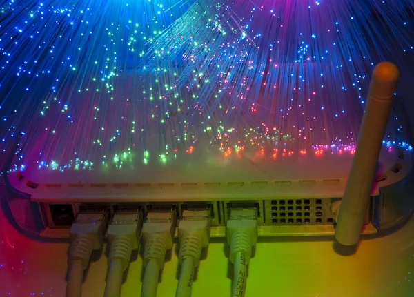 Netzwerkkabel und Hub Nahaufnahme mit Glasfaser-Hintergrund — Stockfoto
