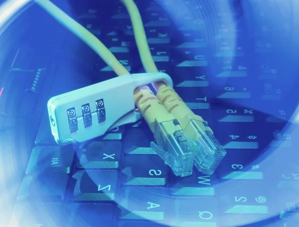 锁和网络电缆与计算机键盘背景 — 图库照片