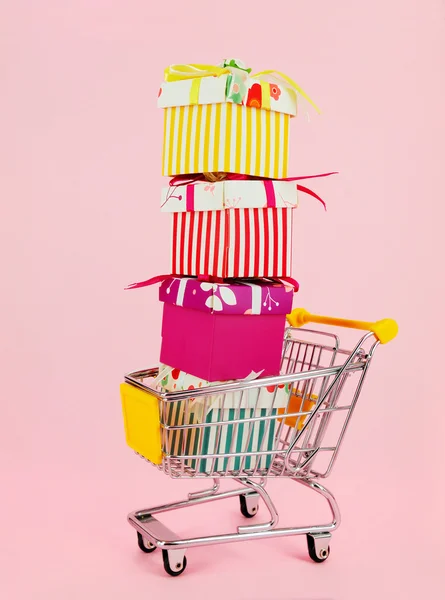 Caixa de presente com carrinhos de compras sobre fundo branco — Fotografia de Stock